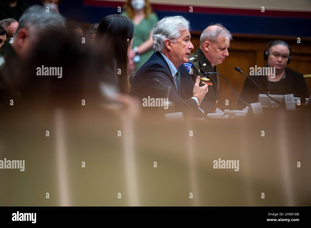 Washington, Vereinigte Staaten. 08th Mar 2022. William Burns, direttore della Central Intelligence Agency, secondo da destra, appare prima di un'audizione della House Oversight Committee sulle minacce globali nel Rayburn House Office Building a Washington, DC, martedì 8 marzo 2022. Credit: Rod Lammey/CNP/dpa/Alamy Live News Foto Stock