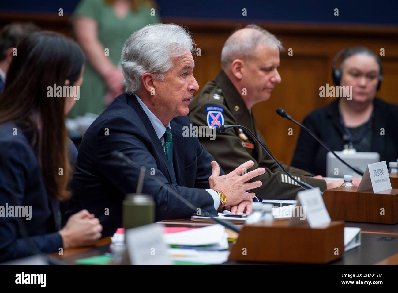 Washington, Vereinigte Staaten. 08th Mar 2022. William Burns, direttore della Central Intelligence Agency, secondo da destra, appare prima di un'audizione della House Oversight Committee sulle minacce globali nel Rayburn House Office Building a Washington, DC, martedì 8 marzo 2022. Credit: Rod Lammey/CNP/dpa/Alamy Live News Foto Stock