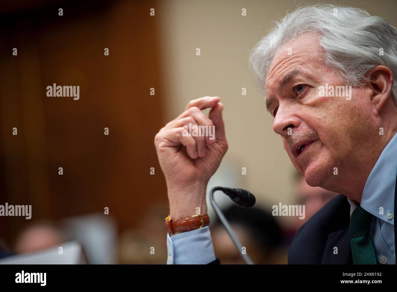 Washington, Vereinigte Staaten. 08th Mar 2022. William Burns, direttore della Central Intelligence Agency, secondo da destra, appare prima di un'audizione della House Oversight Committee sulle minacce globali nel Rayburn House Office Building a Washington, DC, martedì 8 marzo 2022. Credit: Rod Lammey/CNP/dpa/Alamy Live News Foto Stock