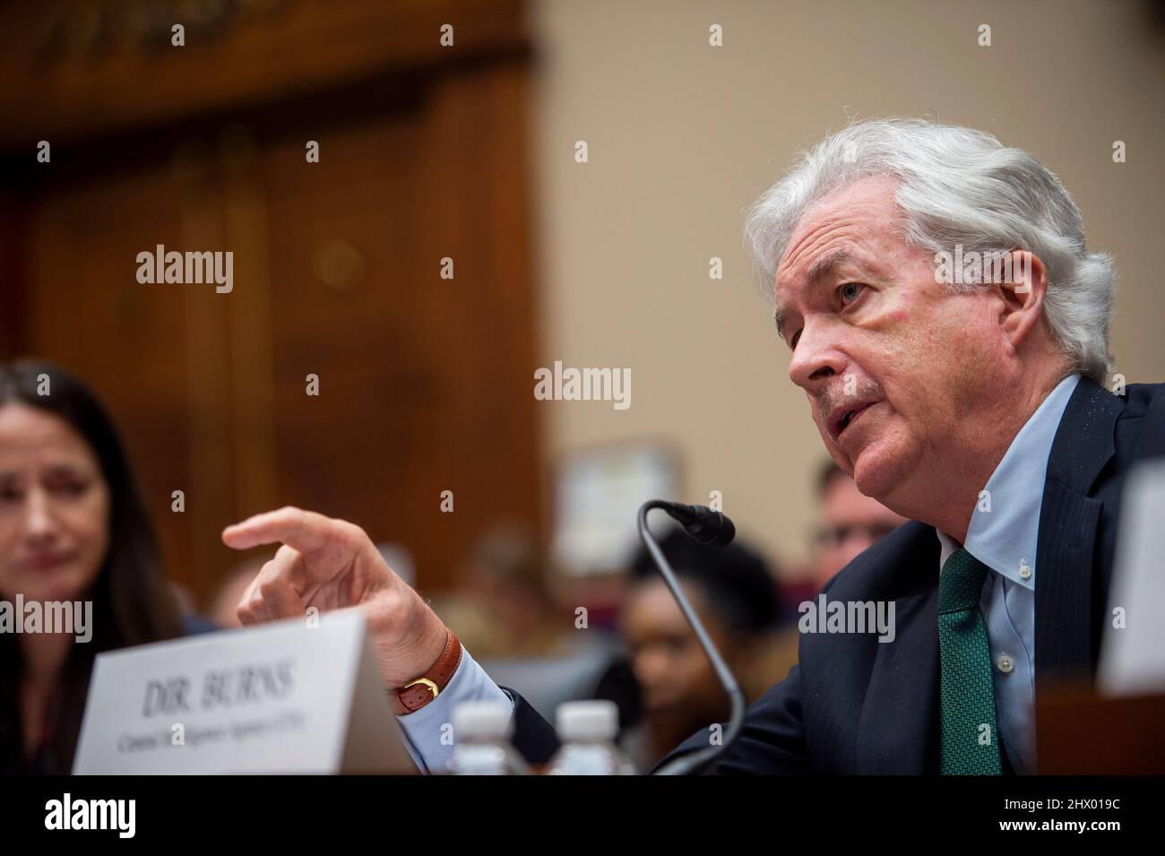 Washington, Vereinigte Staaten. 08th Mar 2022. William Burns, direttore della Central Intelligence Agency, secondo da destra, appare prima di un'audizione della House Oversight Committee sulle minacce globali nel Rayburn House Office Building a Washington, DC, martedì 8 marzo 2022. Credit: Rod Lammey/CNP/dpa/Alamy Live News Foto Stock