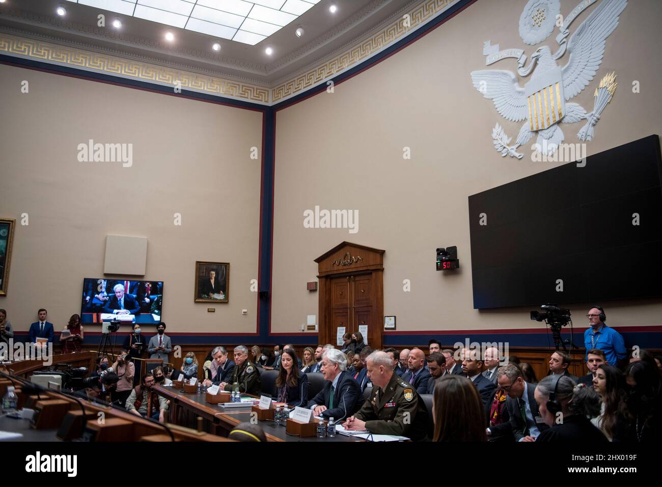 Washington, Vereinigte Staaten. 08th Mar 2022. William Burns, direttore della Central Intelligence Agency, secondo da destra, appare prima di un'audizione della House Oversight Committee sulle minacce globali nel Rayburn House Office Building a Washington, DC, martedì 8 marzo 2022. Credit: Rod Lammey/CNP/dpa/Alamy Live News Foto Stock