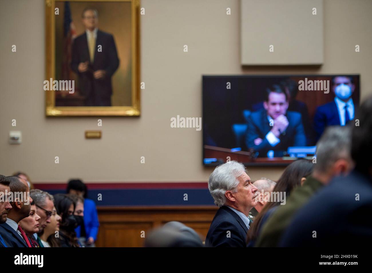 Washington, Vereinigte Staaten. 08th Mar 2022. William Burns, direttore della Central Intelligence Agency, secondo da destra, appare prima di un'audizione della House Oversight Committee sulle minacce globali nel Rayburn House Office Building a Washington, DC, martedì 8 marzo 2022. Credit: Rod Lammey/CNP/dpa/Alamy Live News Foto Stock