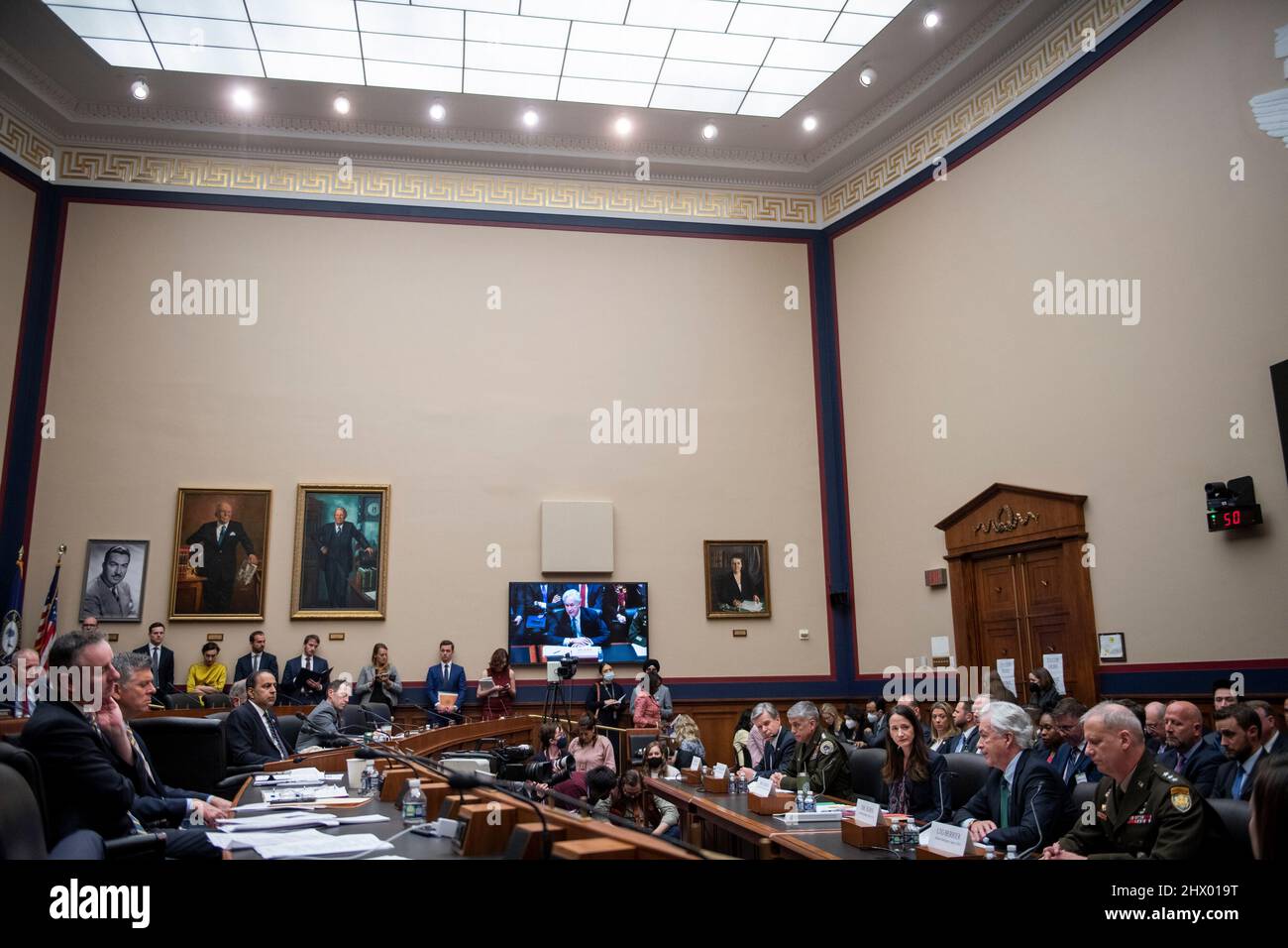 Washington, Vereinigte Staaten. 08th Mar 2022. William Burns, direttore della Central Intelligence Agency, secondo da destra, appare prima di un'audizione della House Oversight Committee sulle minacce globali nel Rayburn House Office Building a Washington, DC, martedì 8 marzo 2022. Credit: Rod Lammey/CNP/dpa/Alamy Live News Foto Stock