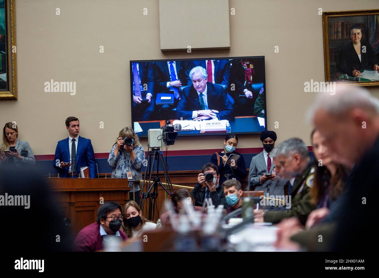 Washington, Vereinigte Staaten. 08th Mar 2022. William Burns, direttore della Central Intelligence Agency, secondo da destra, appare prima di un'audizione della House Oversight Committee sulle minacce globali nel Rayburn House Office Building a Washington, DC, martedì 8 marzo 2022. Credit: Rod Lammey/CNP/dpa/Alamy Live News Foto Stock