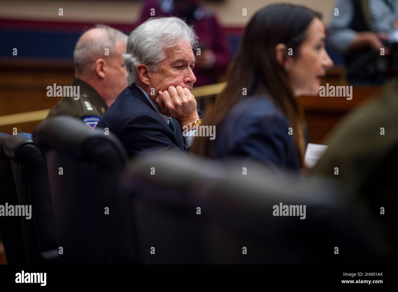 Washington, Vereinigte Staaten. 08th Mar 2022. William Burns, direttore della Central Intelligence Agency, secondo da destra, appare prima di un'audizione della House Oversight Committee sulle minacce globali nel Rayburn House Office Building a Washington, DC, martedì 8 marzo 2022. Credit: Rod Lammey/CNP/dpa/Alamy Live News Foto Stock