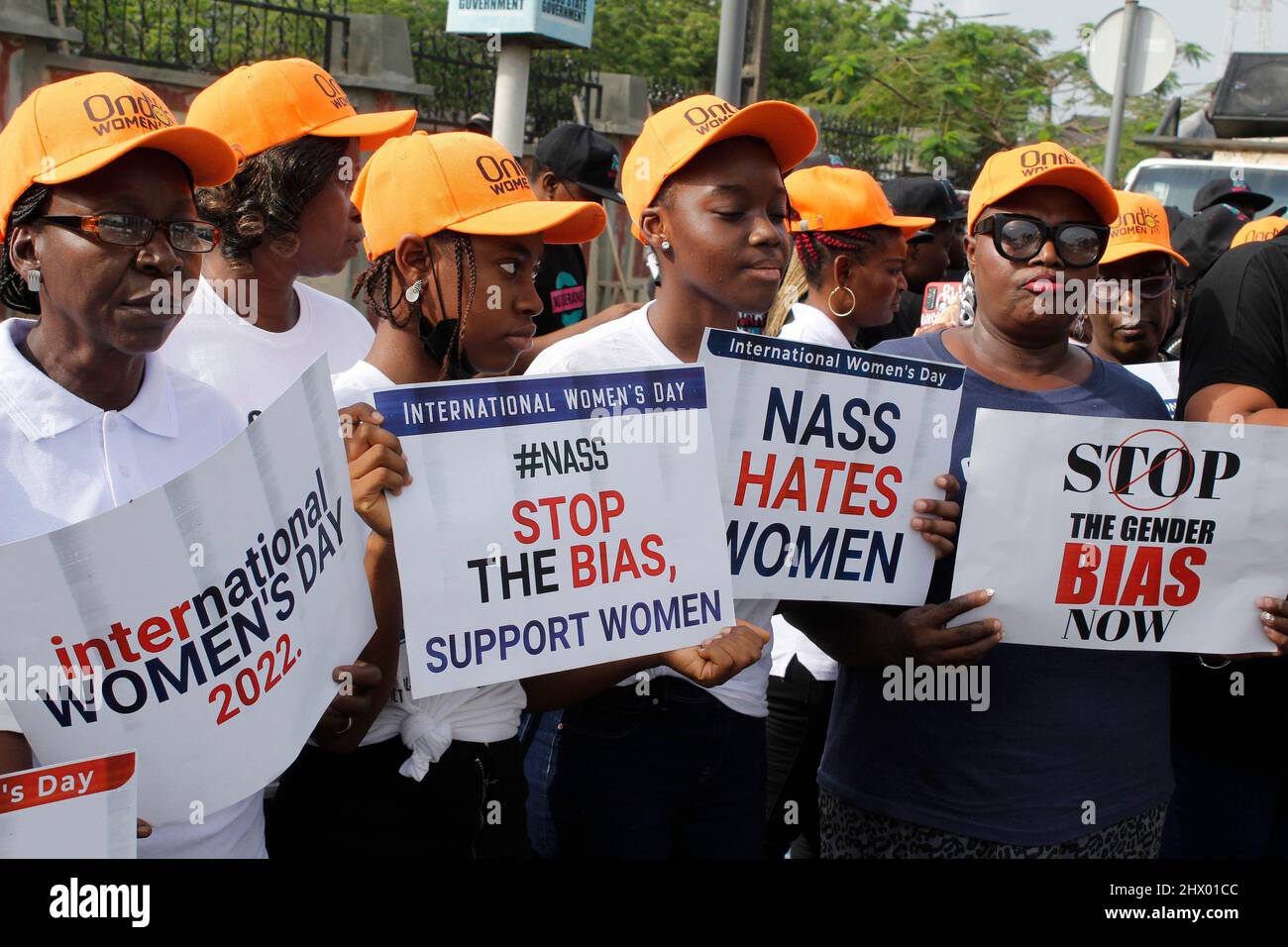 Lagos, Nigeria, 8th marzo 2022 le donne di diverse organizzazioni non governative si sono radunate per protestare per celebrare la Giornata internazionale della donna del 2022 ad Alusa, Ikeja, Lagos, Nigeria martedì 8 marzo, 2022. Le donne nigeriane chiedono all'Assemblea nazionale di rivedere i Bills di parità e genere che sono stati respinti dai legislatori nella revisione della costituzione in corso. Foto di Adekunle Ajayi Foto Stock