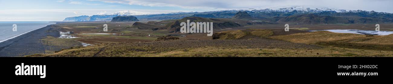 Pittoresca serata autunnale panorama su tutto l'oceano fino alla spiaggia di sabbia vulcanica nera e alla spiaggia di Reynisfjara da Dyrholaey Cape Viewpoint, Vik, Foto Stock