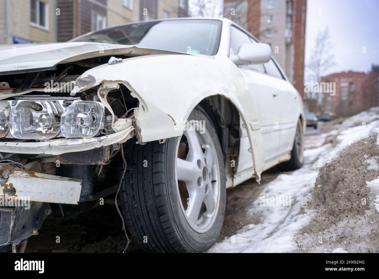 Veicolo di emergenza abbandonato, vista laterale anteriore dell'auto giapponese JDM dopo l'incidente. Foto Stock