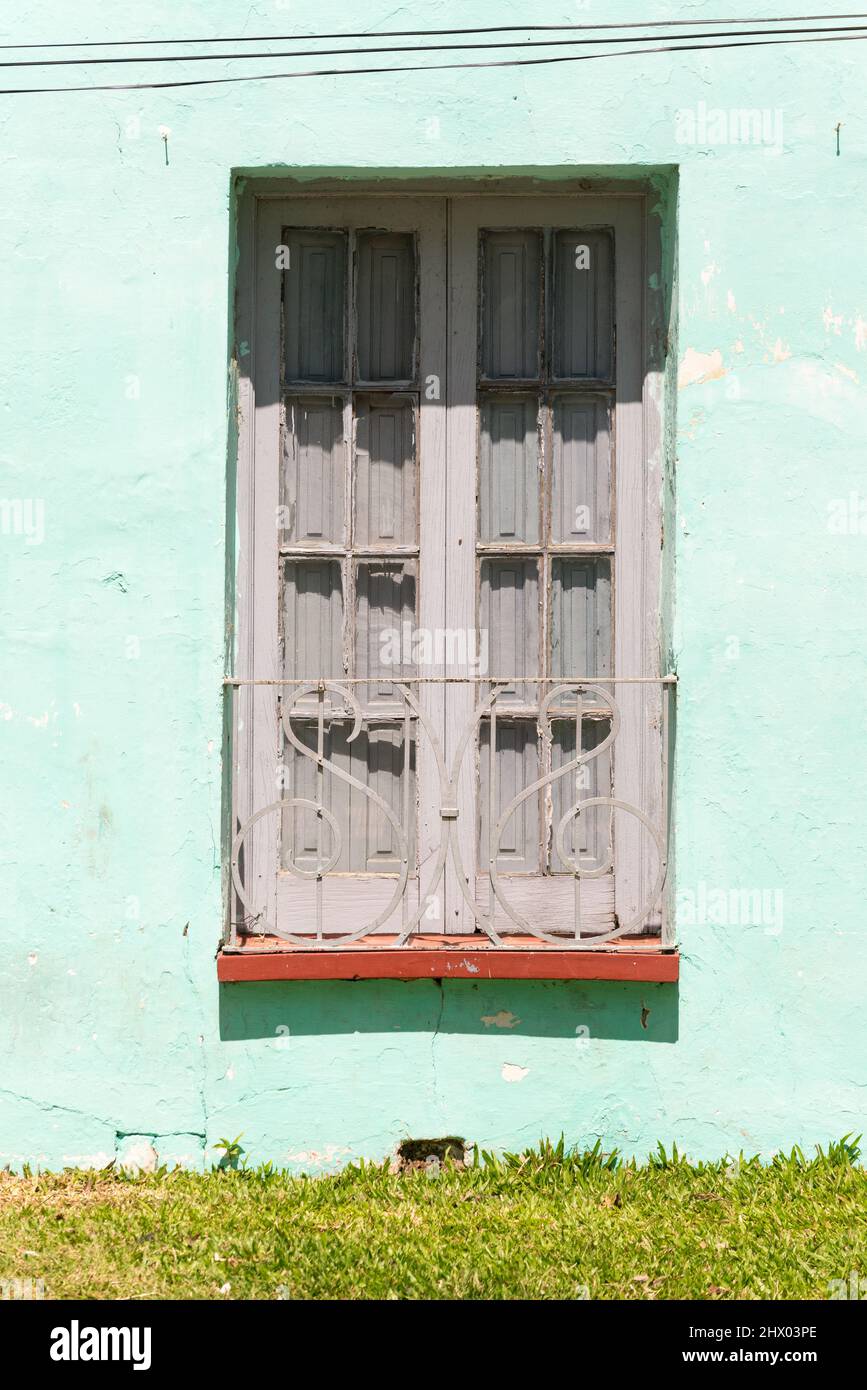 Finestra vecchia e chiusa in una casa a San Gregorio de Polanco, Tacuarombo, Uruguay. Foto Stock