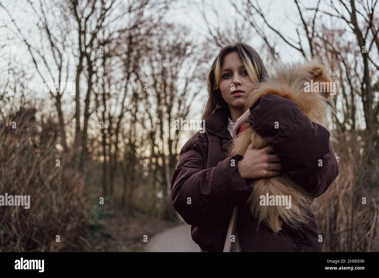 Ragazza anni dell'adolescenza con cane soffice Pomeranian Foto Stock