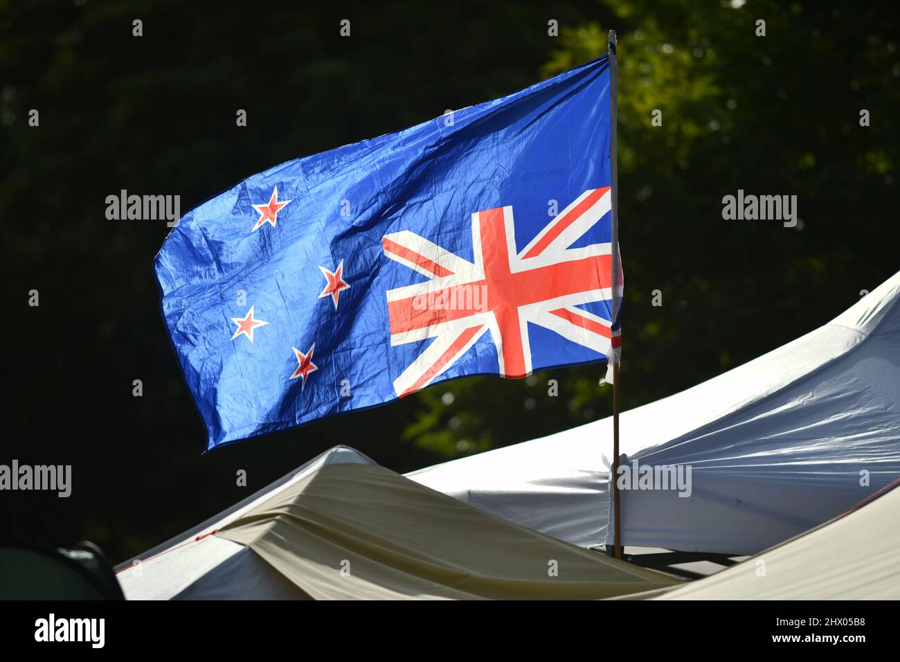 Christchurch, Nuova Zelanda, 22 febbraio 2021: Bandiera invertita vola alla protesta del mandato di Cranmer Square a Christchurch. Gli attivisti hanno piantato tende e occupato la piazza in modo pacifico per diverse settimane. Foto Stock