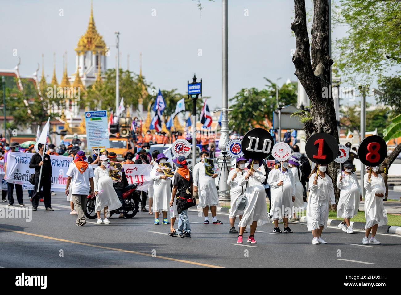 Thailandia. 08th Mar 2022. I membri dei gruppi per i diritti del lavoro thailandesi e i sindacati delle imprese statali si riuniscono a marzo per i diritti del lavoro in occasione della Giornata internazionale della donna a Bangkok, in Thailandia. 8, 2022. (Foto di Vichan Poti/Pacific Press/Sipa USA) Credit: Sipa USA/Alamy Live News Foto Stock