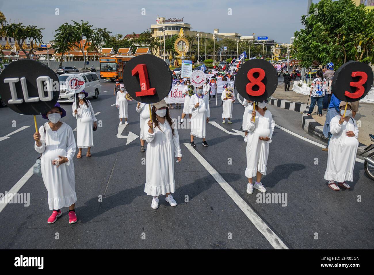 Thailandia. 08th Mar 2022. I membri dei gruppi per i diritti del lavoro thailandesi e i sindacati delle imprese statali si riuniscono a marzo per i diritti del lavoro in occasione della Giornata internazionale della donna a Bangkok, in Thailandia. 8, 2022. (Foto di Vichan Poti/Pacific Press/Sipa USA) Credit: Sipa USA/Alamy Live News Foto Stock