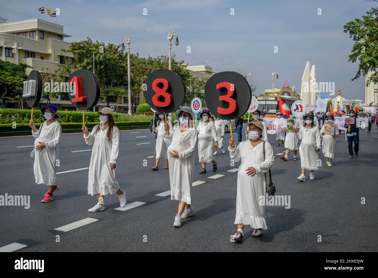 Thailandia. 08th Mar 2022. I membri dei gruppi per i diritti del lavoro thailandesi e i sindacati delle imprese statali si riuniscono a marzo per i diritti del lavoro in occasione della Giornata internazionale della donna a Bangkok, in Thailandia. 8, 2022. (Foto di Vichan Poti/Pacific Press/Sipa USA) Credit: Sipa USA/Alamy Live News Foto Stock