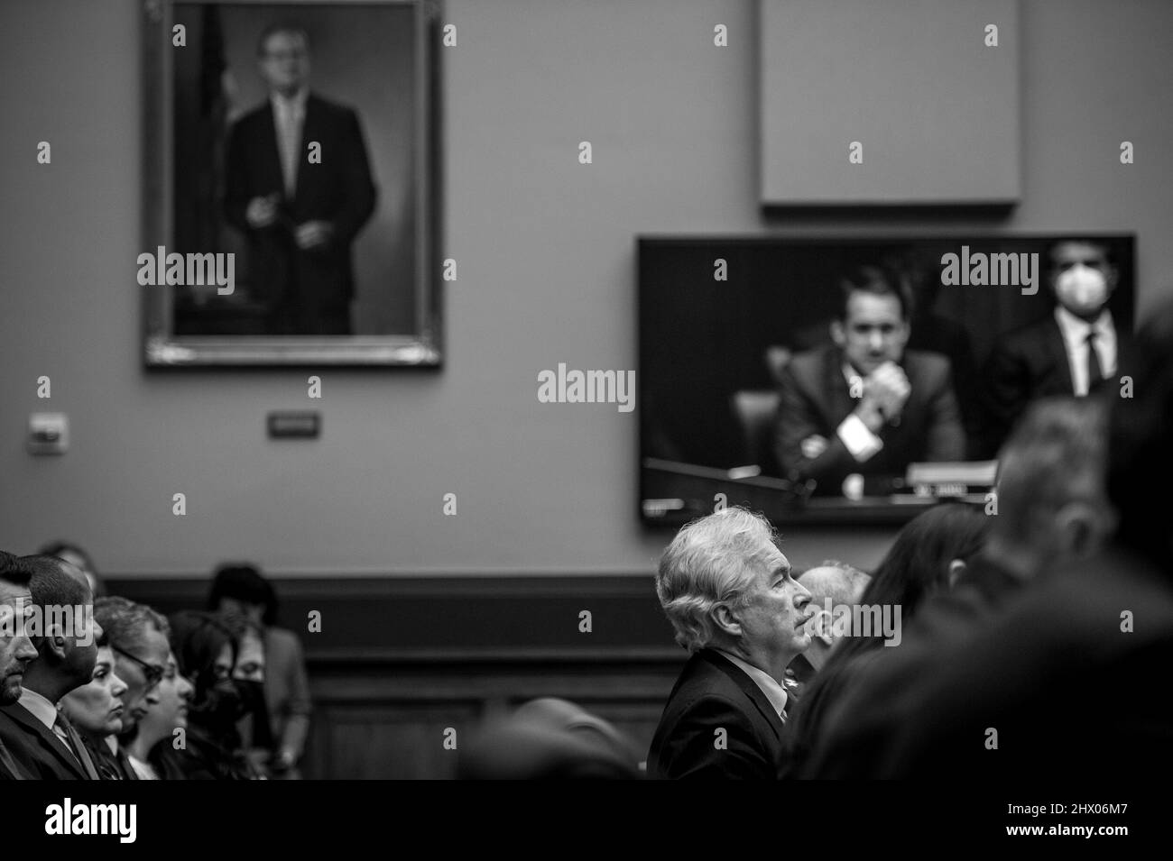 Washington, Vereinigte Staaten. 08th Mar 2022. William Burns, direttore della Central Intelligence Agency, secondo da destra, appare prima di un'audizione della House Oversight Committee sulle minacce globali nel Rayburn House Office Building a Washington, DC, martedì 8 marzo 2022. Credit: Rod Lammey/CNP/dpa/Alamy Live News Foto Stock