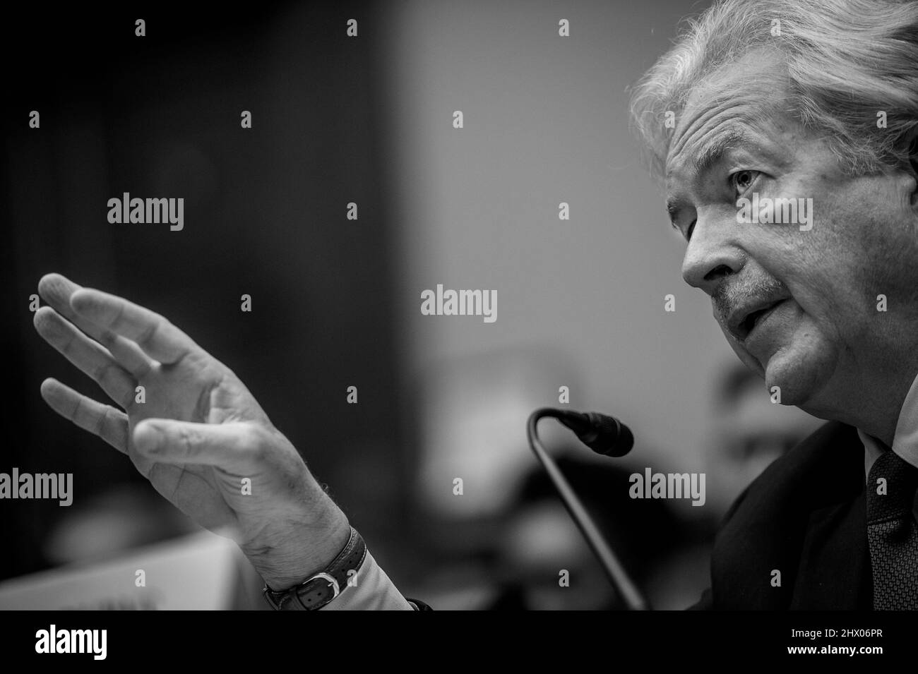 Washington, Vereinigte Staaten. 08th Mar 2022. William Burns, direttore della Central Intelligence Agency, secondo da destra, appare prima di un'audizione della House Oversight Committee sulle minacce globali nel Rayburn House Office Building a Washington, DC, martedì 8 marzo 2022. Credit: Rod Lammey/CNP/dpa/Alamy Live News Foto Stock