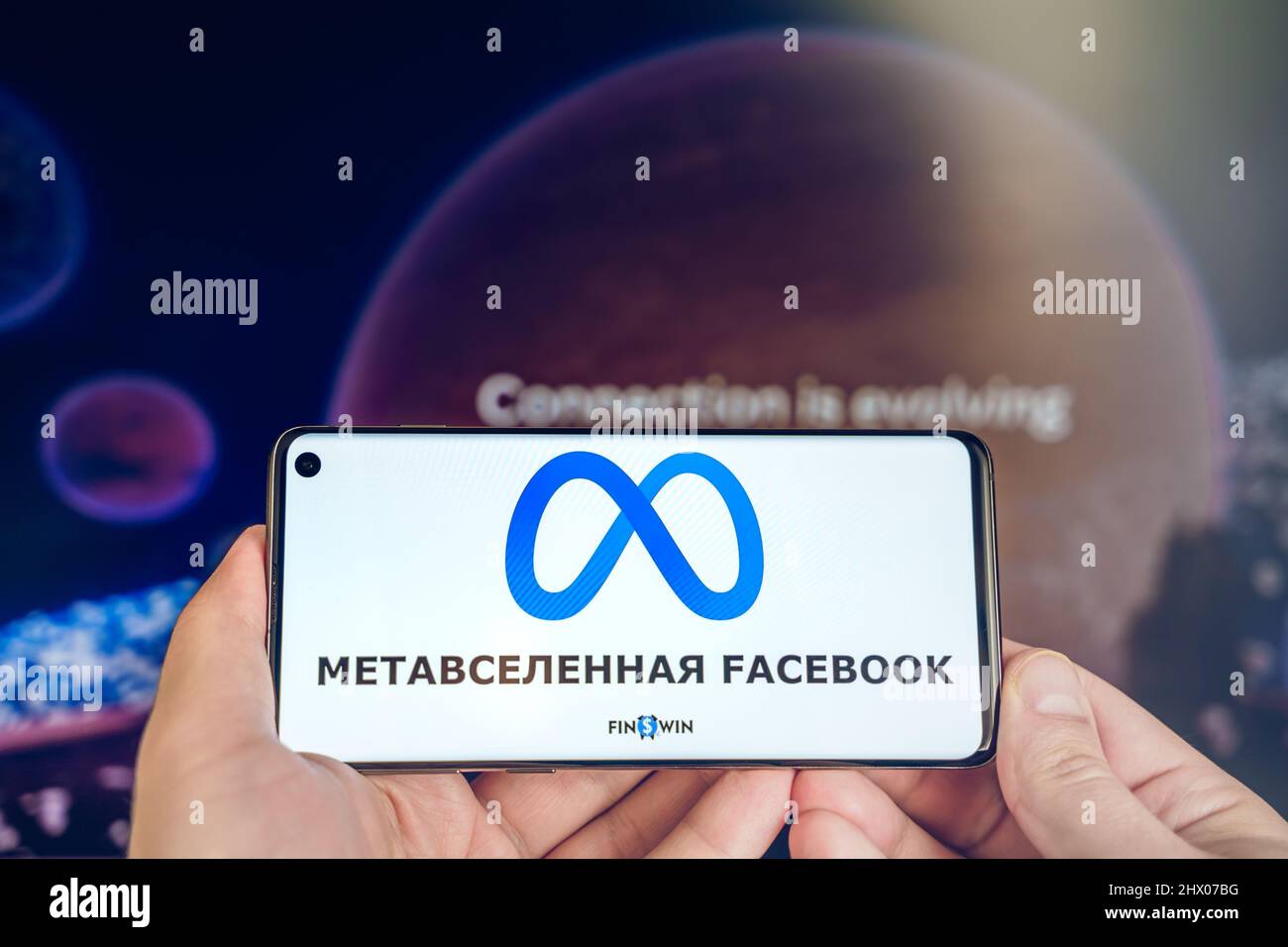 Russia Mosca 19.01.2022 Logo di Meta, metaverse di Facebook. Investire nell'universo digitale. Acquistare terreno nel mondo virtuale. Blockchain nft Cryptocurrency.Man Foto Stock