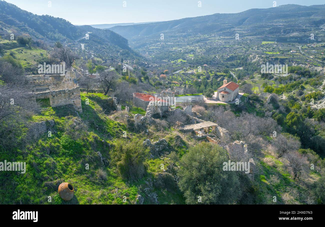 Rovine di villaggio abbandonato in cima a una collina. Spopolamento rurale a Cipro Foto Stock
