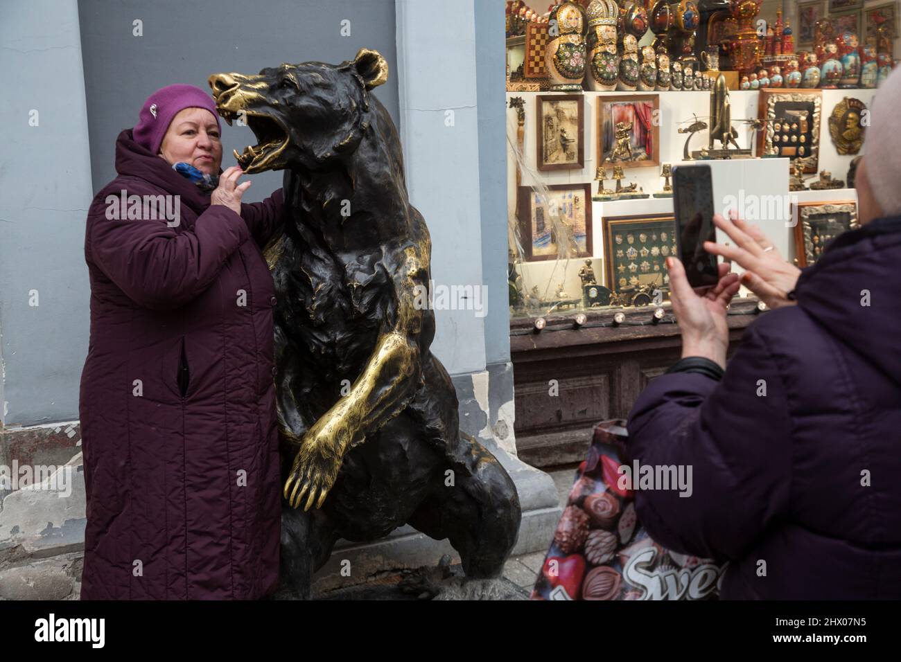 Mosca, Russia. 8th marzo 2022 Una donna è fotografata con una scultura di un orso in un negozio di souvenir in via Nikolskaya nel centro di Mosca, Russia Foto Stock