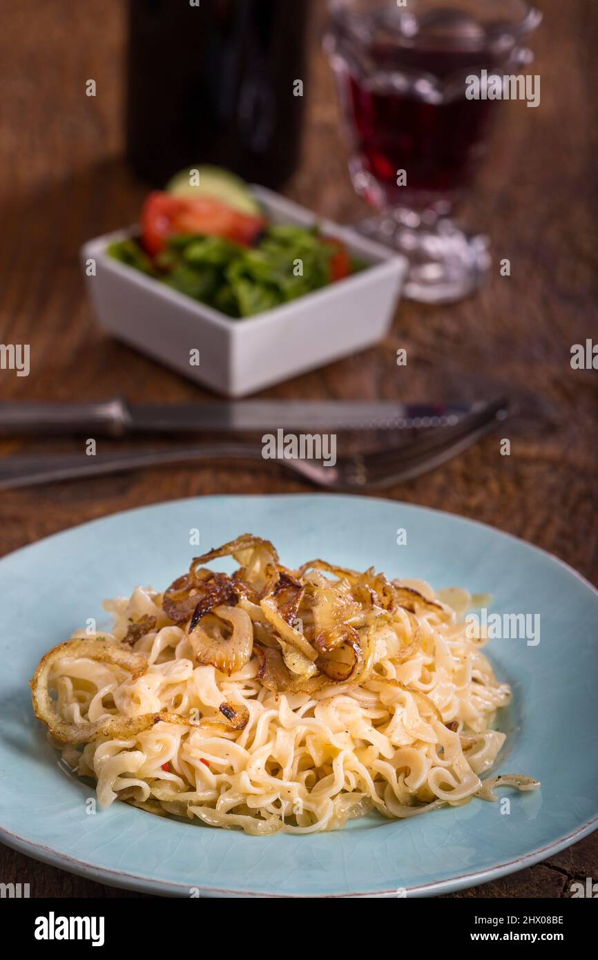pasta sveva con insalata su legno Foto Stock