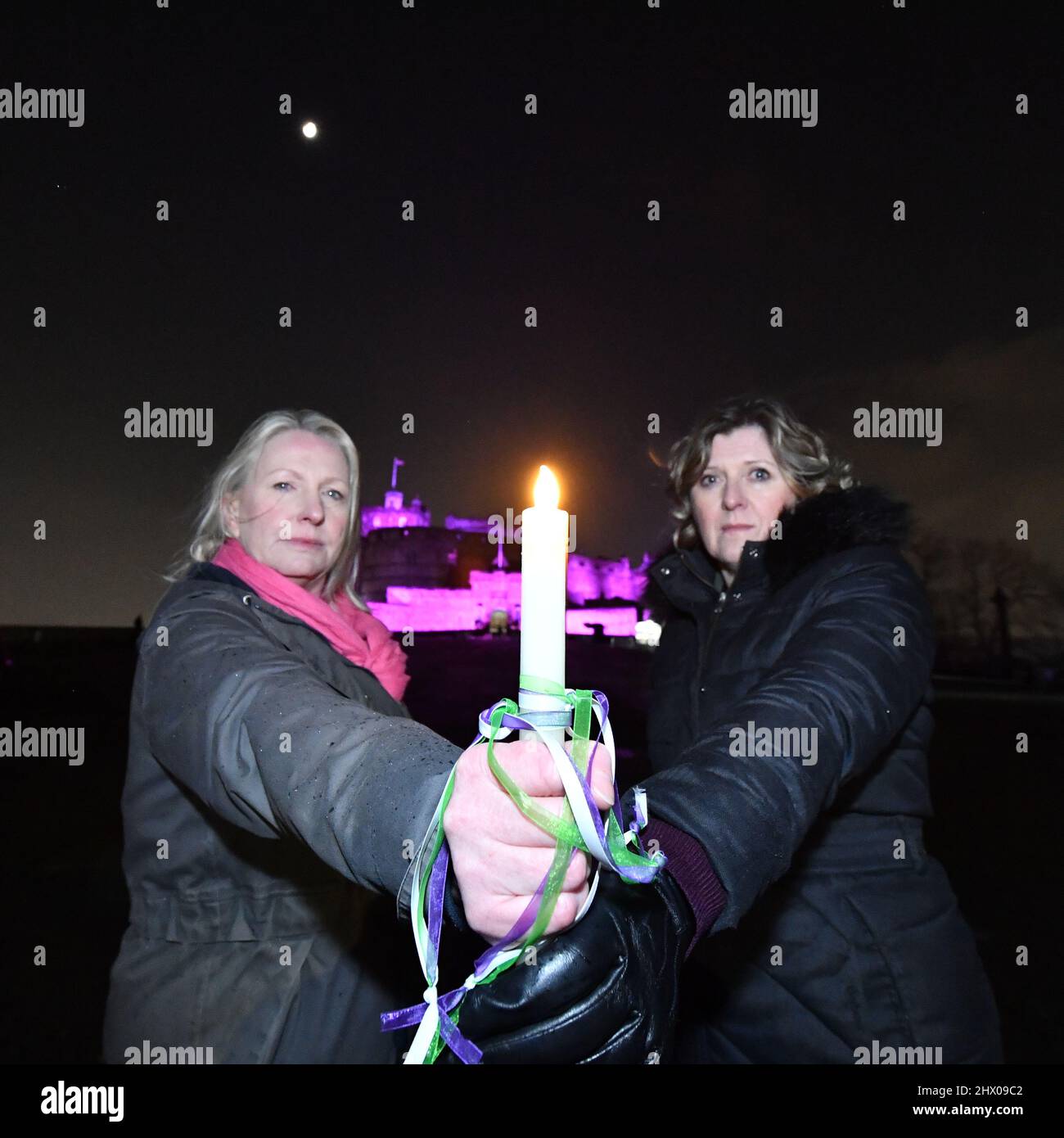 Edimburgo, Scozia, Regno Unito. 8th Mar 2022. NELLA FOTO: Mentre l'oscurità si riduce ai diritti delle donne in Scozia, una protesta silenziosa condotta dal gruppo ForWomen Scotland, un gruppo di donne provenienti da tutta la Scozia che lavora per proteggere e rafforzare i diritti delle donne e dei bambini, vista sul Royal Mile di Edimburgo fuori dal pozzo delle streghe, Protestando silenziosamente per commemorare quelle sorelle cadute che sono state davanti a noi nelle ore di chiusura della Giornata Internazionale della Donna. #ScottishWitches #WomenWontWheesht Credit: Colin Fisher/Alamy Live News Foto Stock