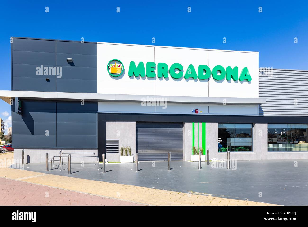 Huelva, Spagna - 6 marzo 2022: Vista di un negozio Mercadona. Mercadona è una catena spagnola di supermercati a conduzione familiare fondata a Valencia. Era il primo Foto Stock