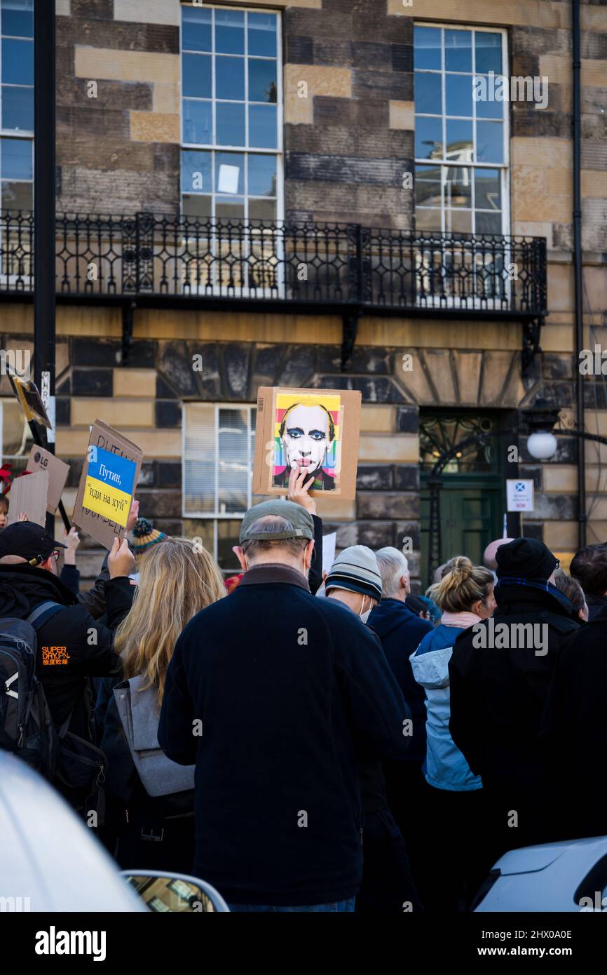 I manifestanti protestano contro l'invasione russa dell'Ucraina al di fuori del Consolato russo a Edimburgo, poi marciano al Parlamento scozzese Foto Stock