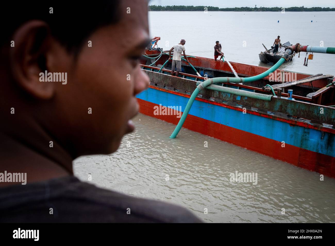 Il villaggio di Pratab Nagar è gravemente colpito dai cambiamenti climatici, tra cui l'aumento dei livelli delle acque, l'erosione e la salinizzazione. Provincia di Satkhira, Bangladesh. Foto Stock