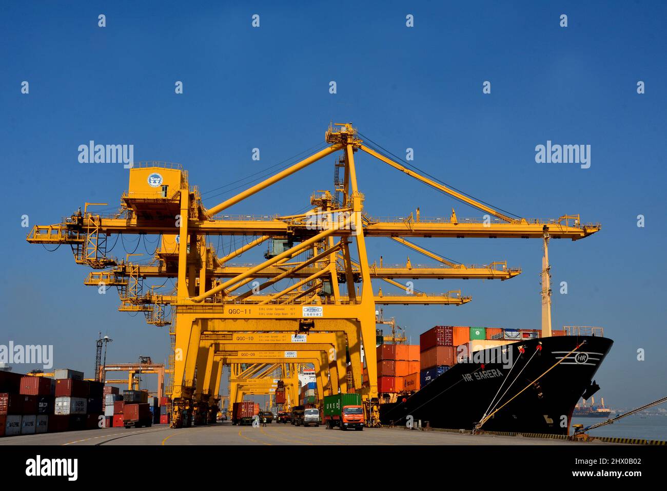 Si tratta di una vista del cantiere gru nel porto di Chittagong. Questi porti e il fiume Kurnafuli svolgono un ruolo importante nell'enorme economia del Bangladesh. Foto Stock