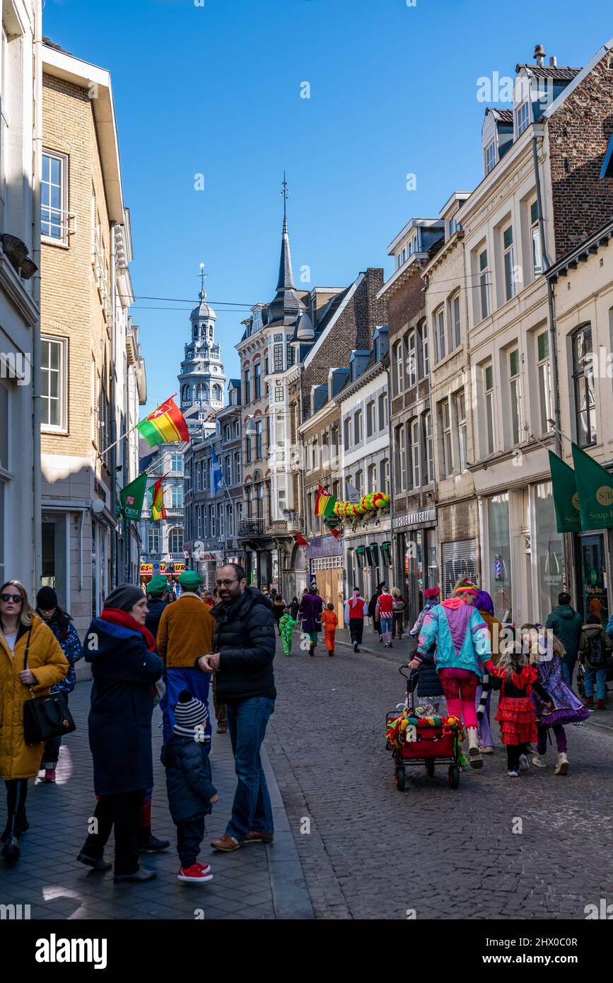 Vivace sfilata al Carnevale di Maastricht del 2022 nel Sud dei Paesi Bassi. Molte band, gruppi di performance e singoli si esibì nella sfilata. Foto Stock