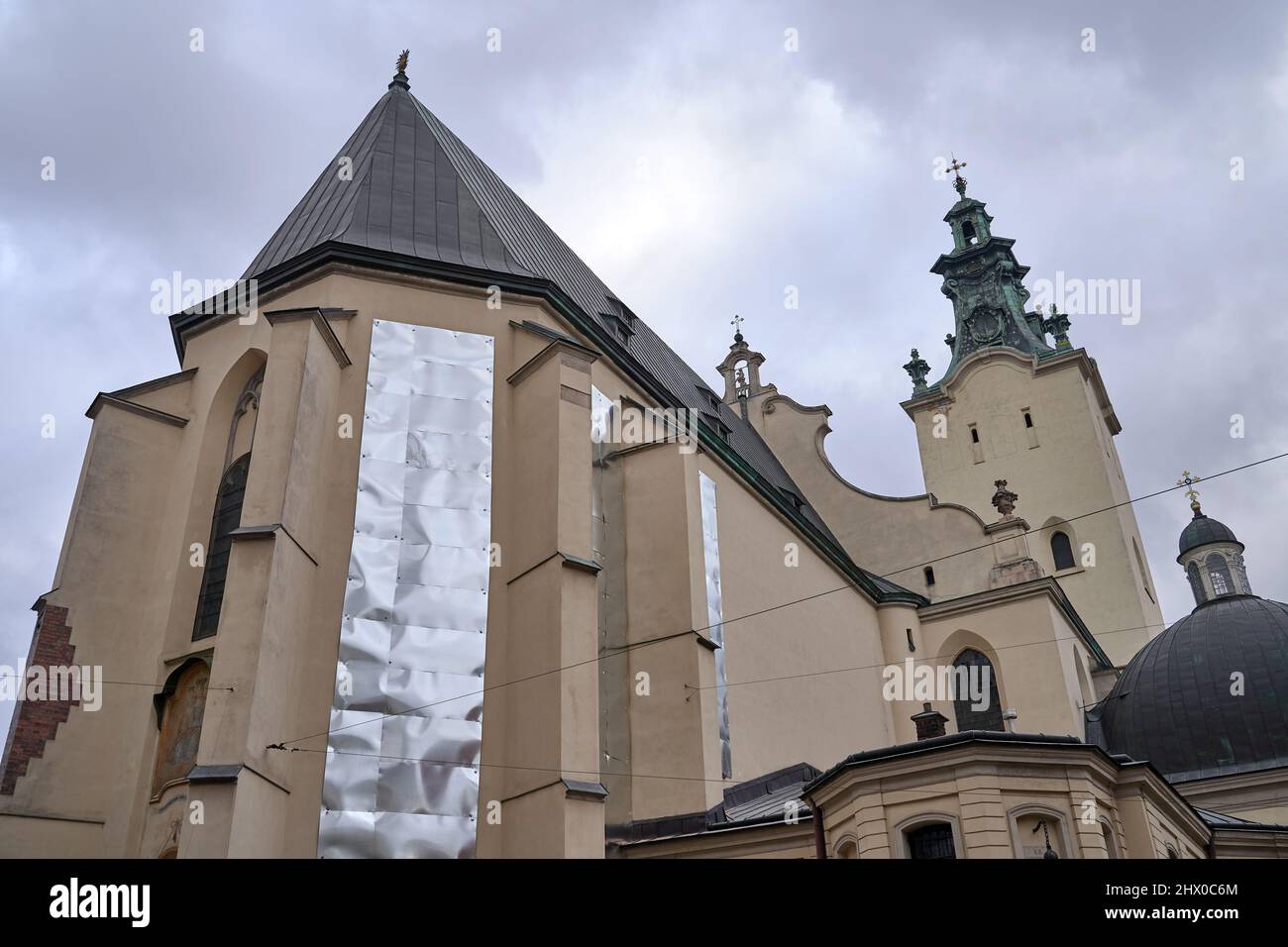Vetrate colorate della cattedrale latina protette con pannelli metallici per evitare distruzioni e perdite durante possibile abbattimento Foto Stock