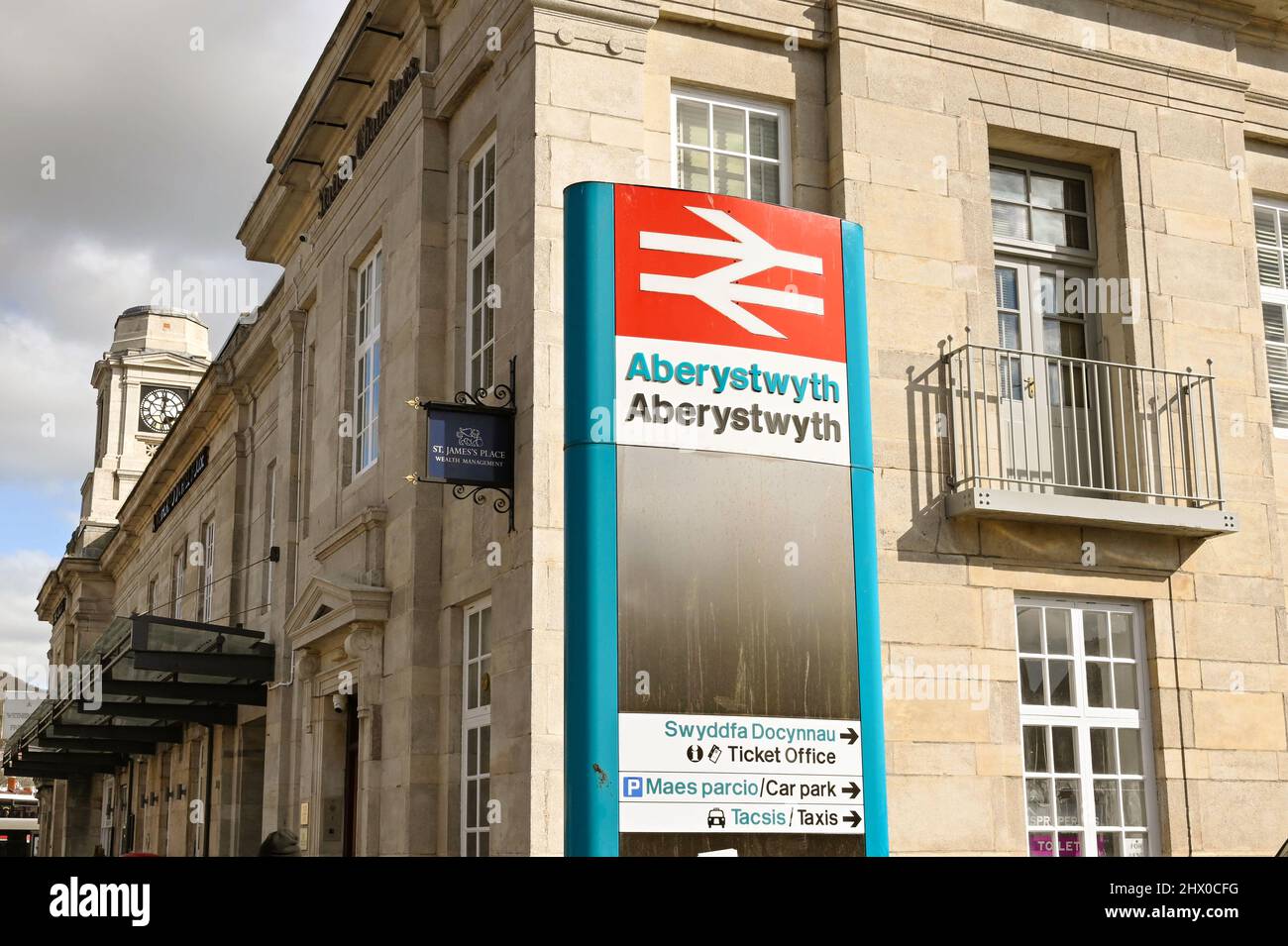 Aberystwyth, Galles - Marzo 2022: Cartello fuori dalla stazione ferroviaria della città Foto Stock