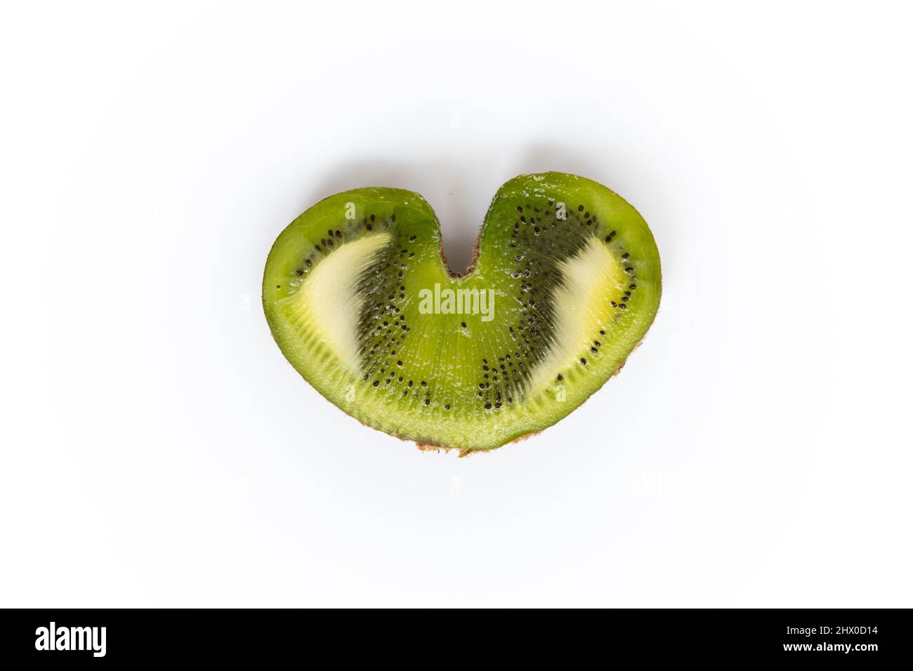Orizzontale piatto immagine di un kiwi tagliato a metà con forma di cuore Foto Stock