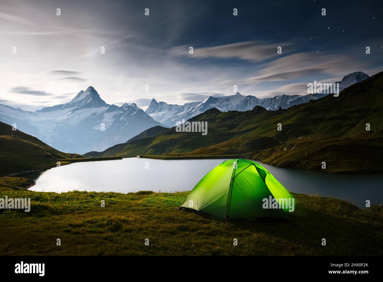 Splendida vista sulla roccia Schreckhorn sopra il lago Bachalpsee. Scena drammatica e pittoresca. Popolare attrazione turistica. Ubicazione Place Swiss alps, Grindelwa Foto Stock