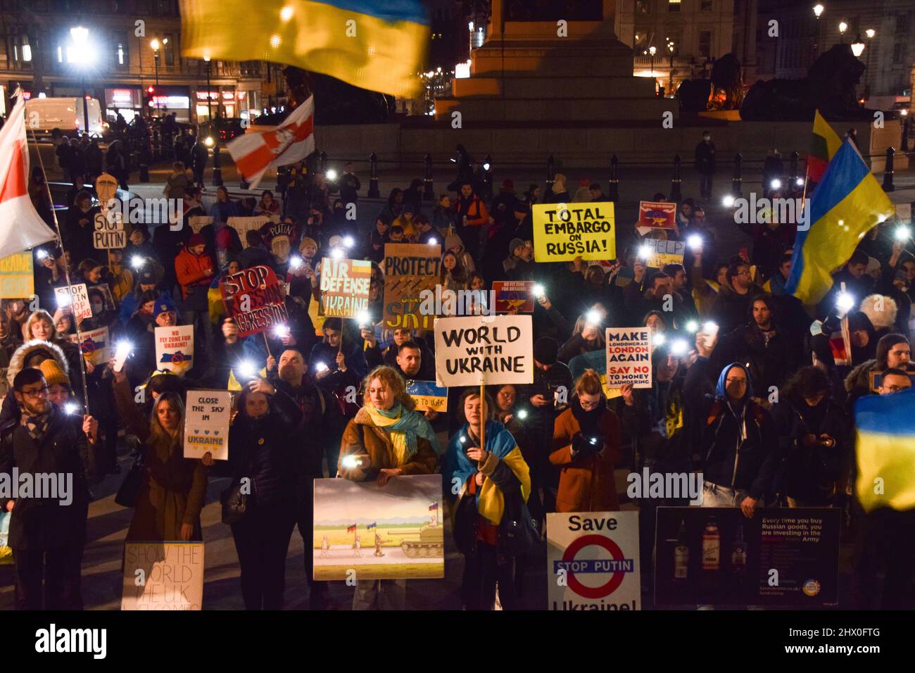 Londra, Regno Unito. 8th marzo 2022. I manifestanti illuminano i loro telefoni. Centinaia di persone si sono riunite in Piazza Trafalgar per il quattordicesimo giorno di proteste, mentre la Russia continua la sua guerra in Ucraina. Credit: Vuk Valcic/Alamy Live News Foto Stock
