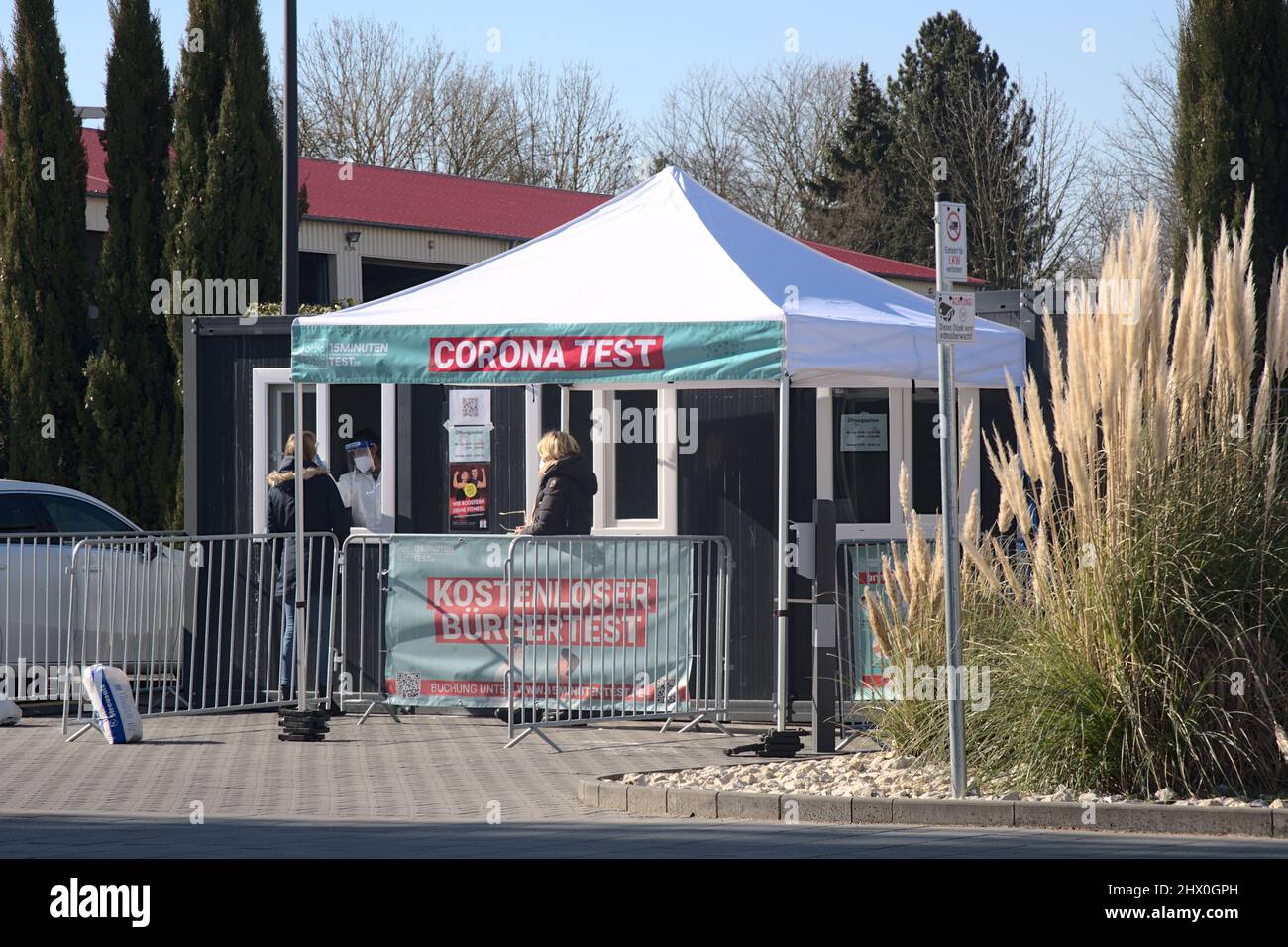 Nieder-Olm, Germania Martedì 03. 08,2022 alle 13:30. Un centro di test temporaneo Corona offre test rapidi gratuiti per il covid-19. Foto Stock