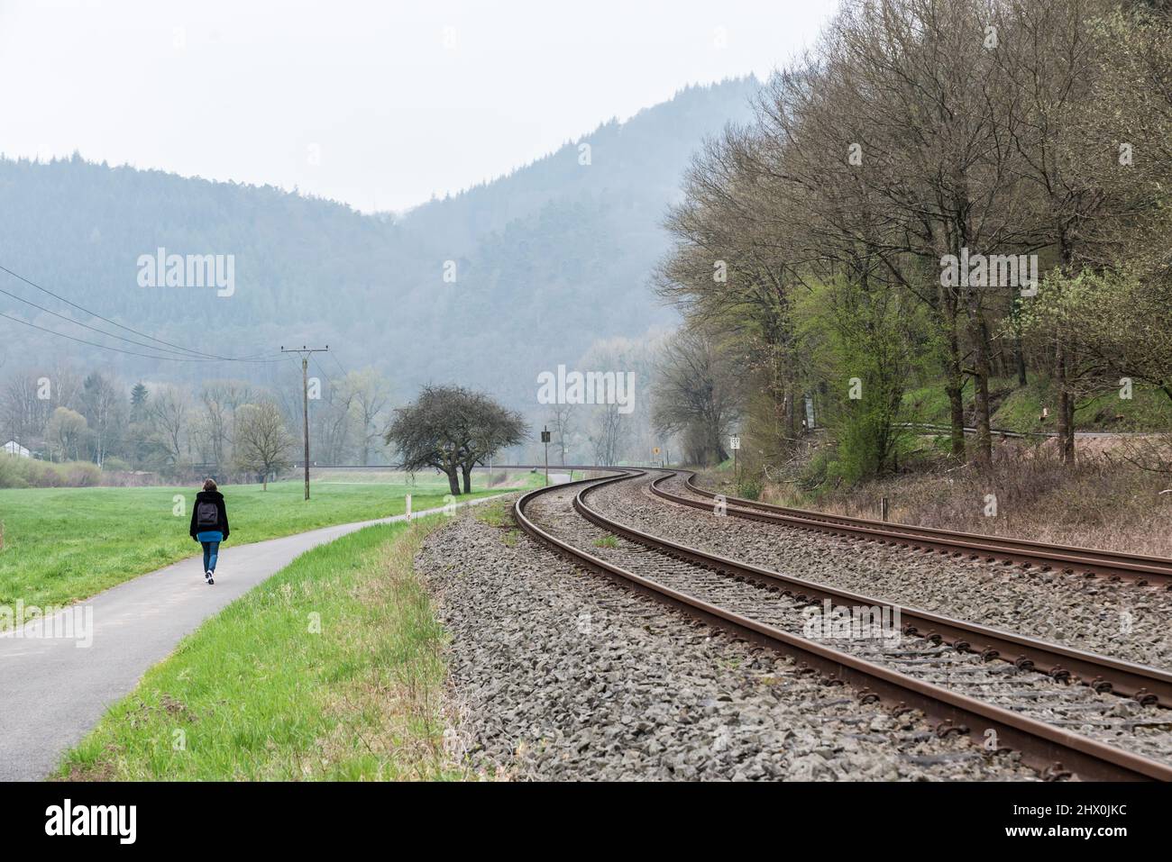 Kordel, Renania-Palatinato - Germania - 04 09 2019 binario ferroviario a doppia curvatura nel paesaggio naturale foggiato lungo la valle del fiume Kyll Foto Stock