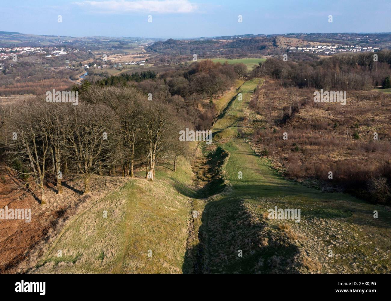 Vista aerea a est del muro di Antonine dal forte romano di Bar Hill, collina di Twechar vicino a Glasgow. Foto Stock