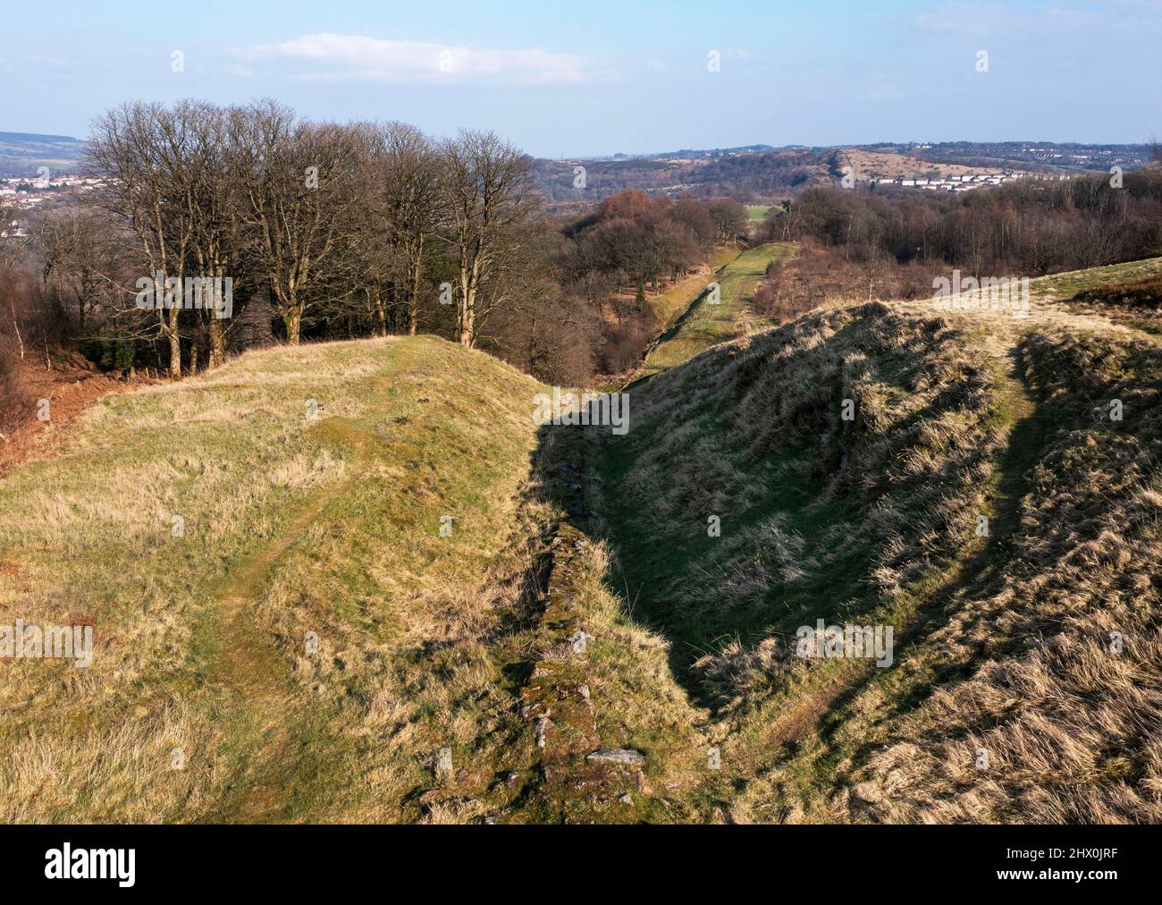 Vista aerea a est del muro di Antonine dal forte romano di Bar Hill, collina di Twechar vicino a Glasgow. Foto Stock