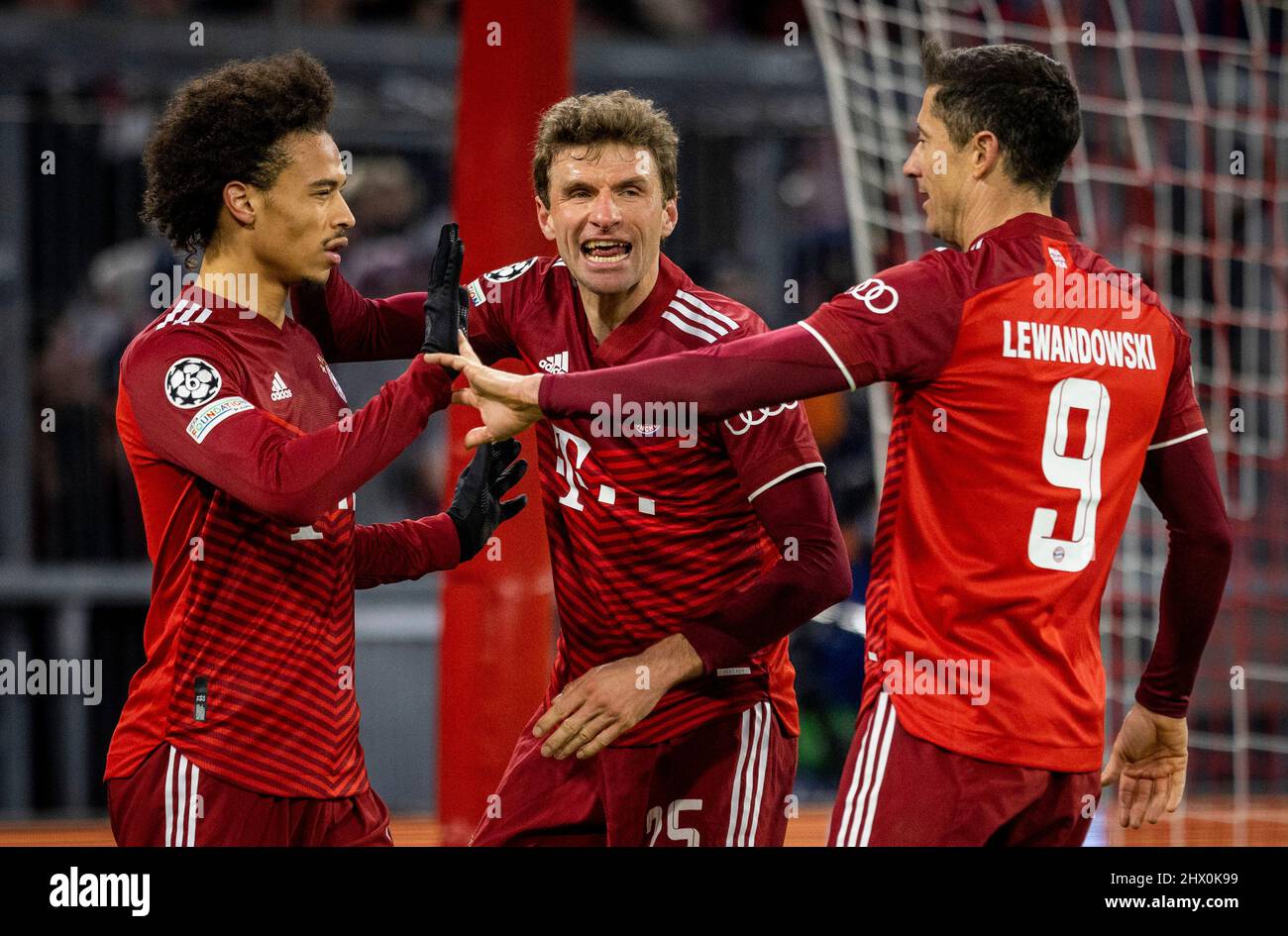 Torjubel: Leroy sane (Muenchen), Thomas Mueller (Muenchen), Robert Lewandowski (Muenchen) FC Bayern München vs Red Bull Salzburg 08.03.2022, Fussball; Champions League, Saison 2021/22 Foto: Moritz Müller Copyright (nur für journalistische Zwecke) di : Moritz Müller, Wilhelm-Raabe-Str. 18, 40470 Düsseldorf. Tel 0211-13954918. MB.: 0176-81034275; Honorar zzgl. 7% UmSt. + Belegexemplar; Commerzbank, Konto: 3813045, BLZ: 30040000; IBAN: DE49 3004 0000 0381 3045 00; Finanzamt Düsseldorf-Nord, Steuernummer: 105/5193/1677 Foto Stock