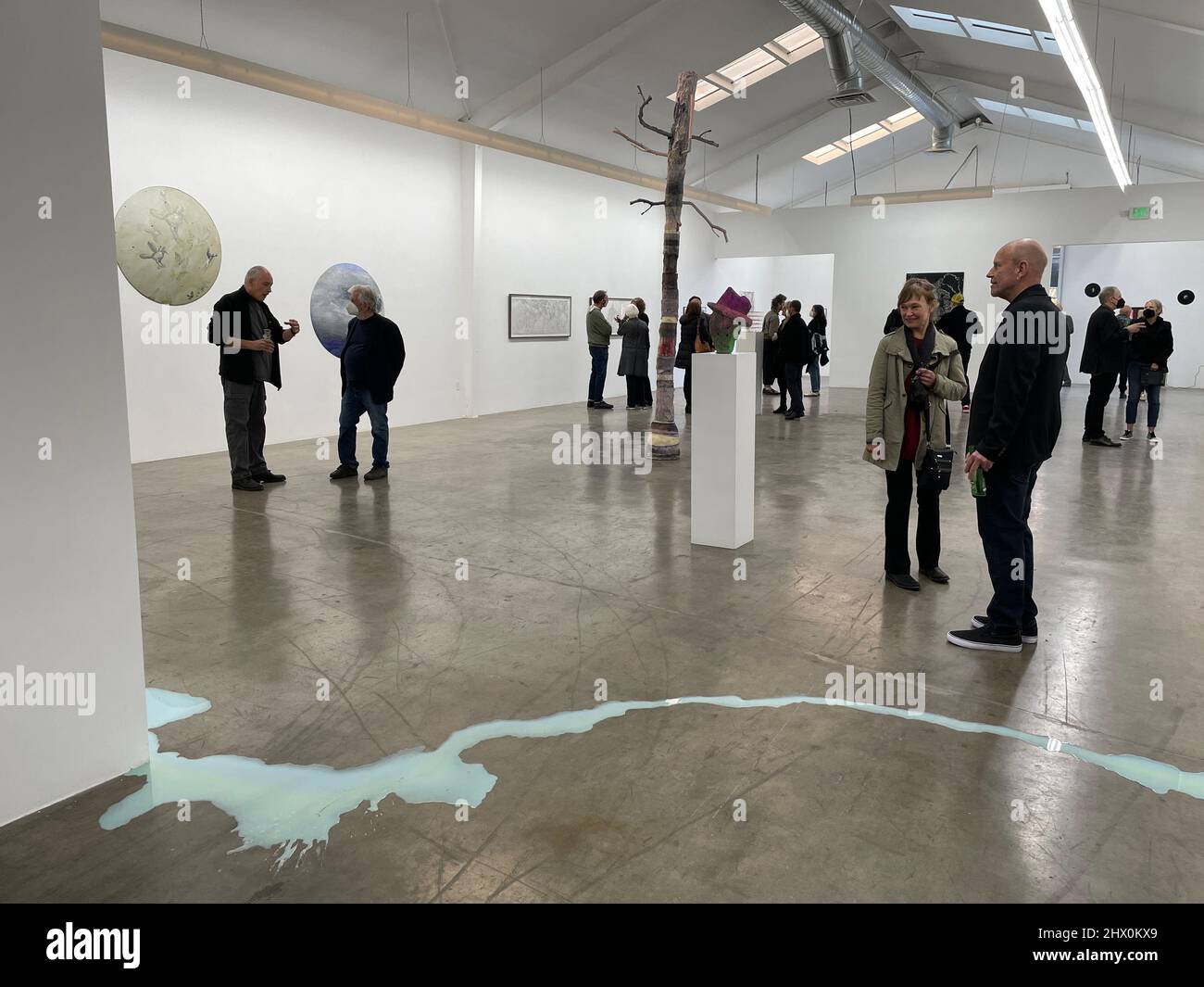 Apertura presso la galleria d'arte contemporanea, che include un dipinto con vernice ghiacciata che si è fuso durante l'evento, nel centro di Los Angeles, California Foto Stock