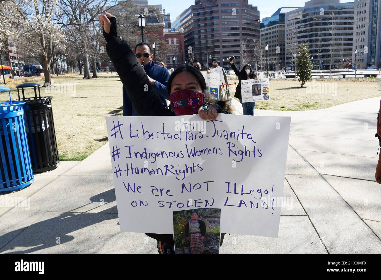 7 marzo 2022, Washington, Distretto di Columbia, USA: Gli attivisti della LEGA MAYA INTERNAZIONALE si riuniscono di fronte all'Ambasciata messicana per chiedere il rilascio di Juanita dalla detenzione arbitraria durante un raduno, oggi il 08 marzo 2022 all'Ambasciata del Messico a Washington DC, USA. (Credit Image: © Lenin Nolly/ZUMA Press Wire) Foto Stock