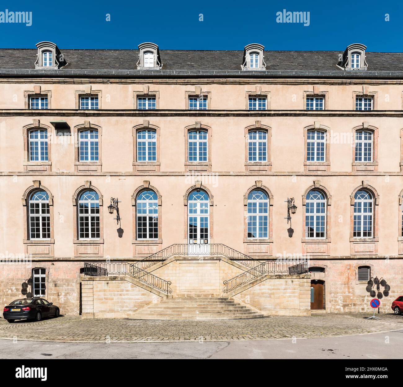 Echternach - il Granducato di Lussemburgo - la facciata simmetrica del Liceo classico Classique di Echternach Foto Stock