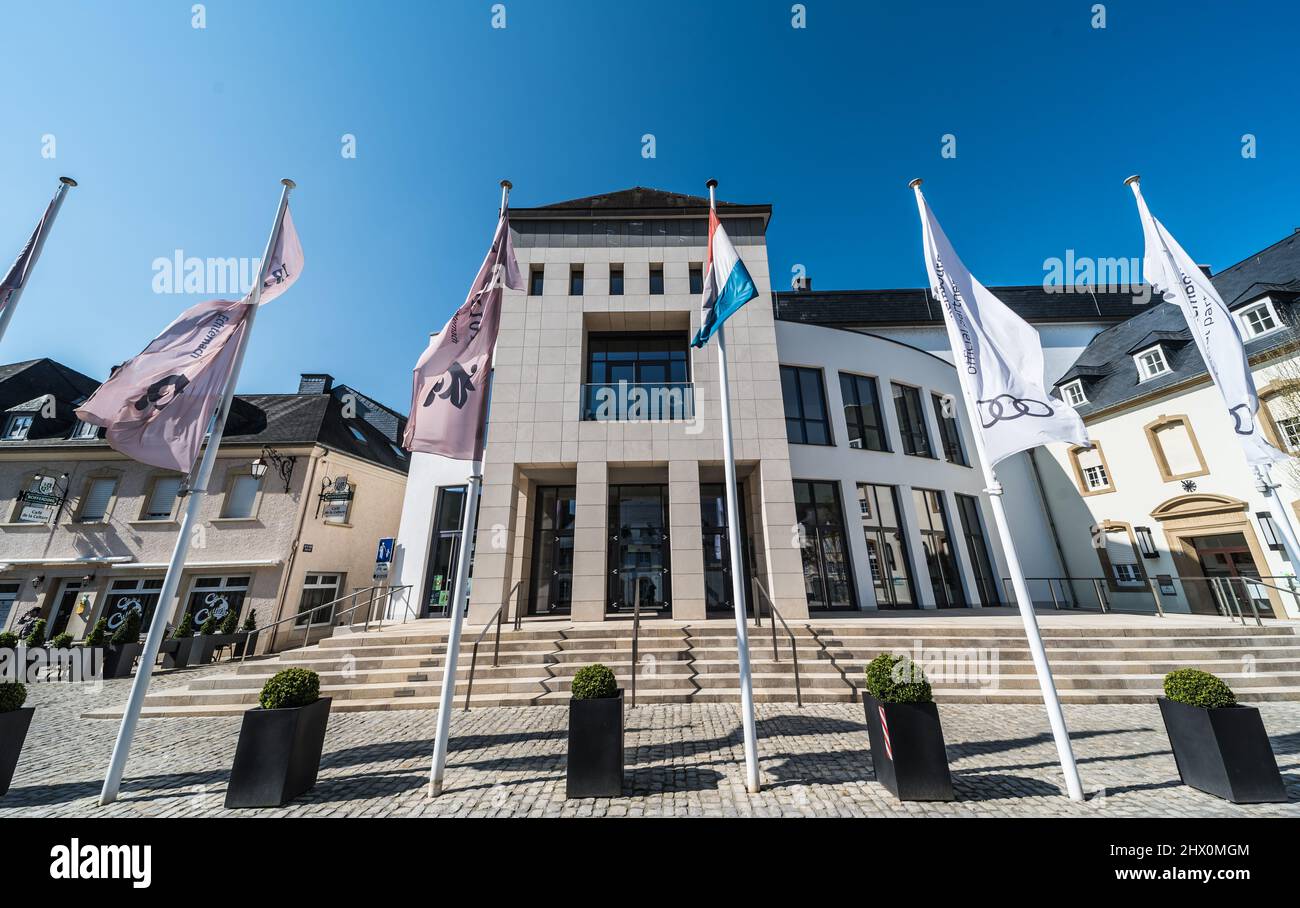 Echternach - Granducato di Lussemburgo - 04 14 2019 - Municipio, bandiere e piazza di Echternach Foto Stock