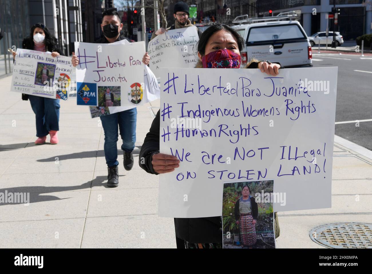 7 marzo 2022, Washington, Distretto di Columbia, USA: Gli attivisti della LEGA MAYA INTERNAZIONALE si riuniscono di fronte all'Ambasciata messicana per chiedere il rilascio di Juanita dalla detenzione arbitraria durante un raduno, oggi il 08 marzo 2022 all'Ambasciata del Messico a Washington DC, USA. (Credit Image: © Lenin Nolly/ZUMA Press Wire) Foto Stock