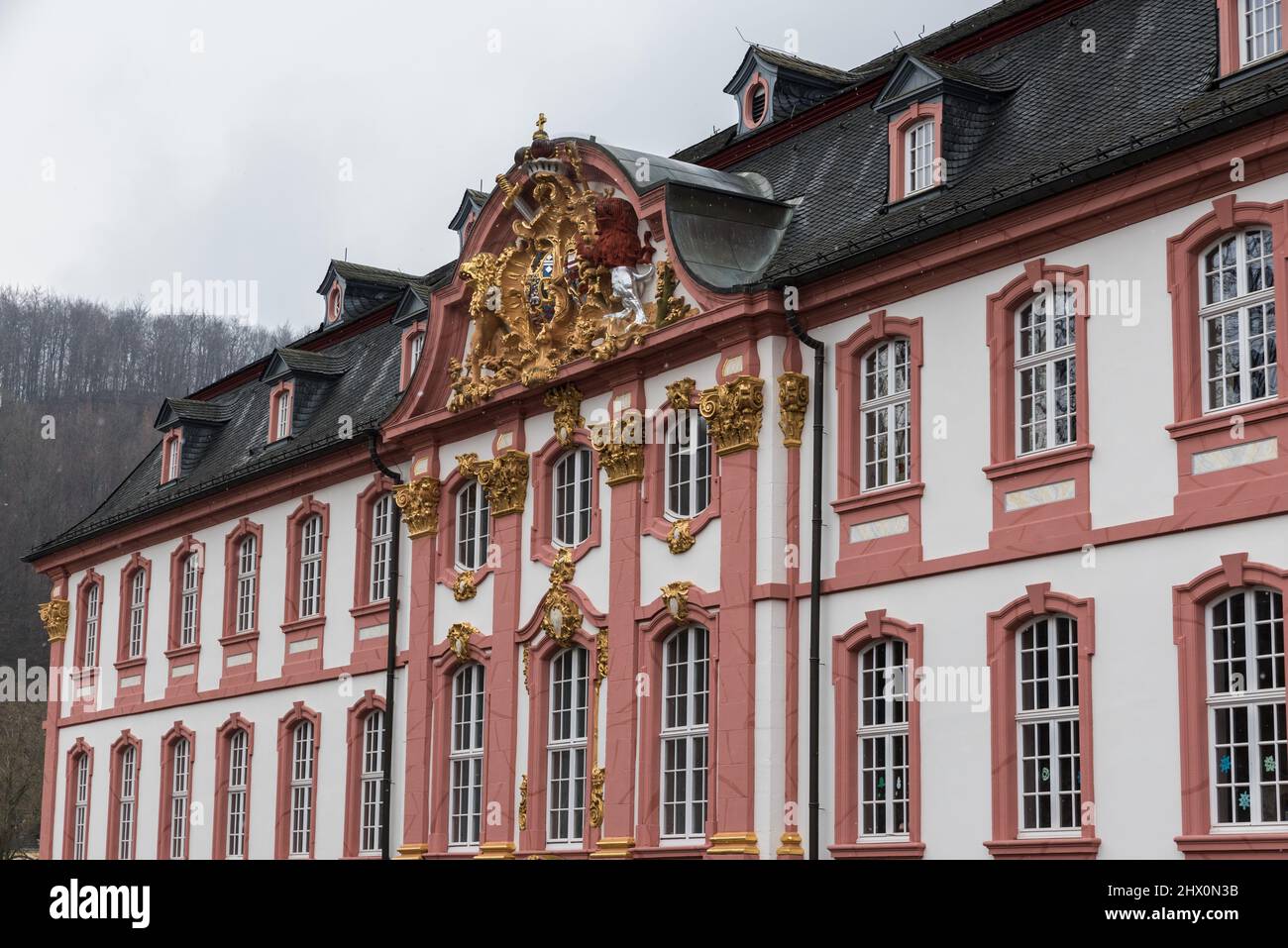 Prum, Renania-Palatinato - Germania -04 08 2019 - tipico palazzo come casa nella piazza principale del mercato in stile barocco con ornamenti dorati Foto Stock