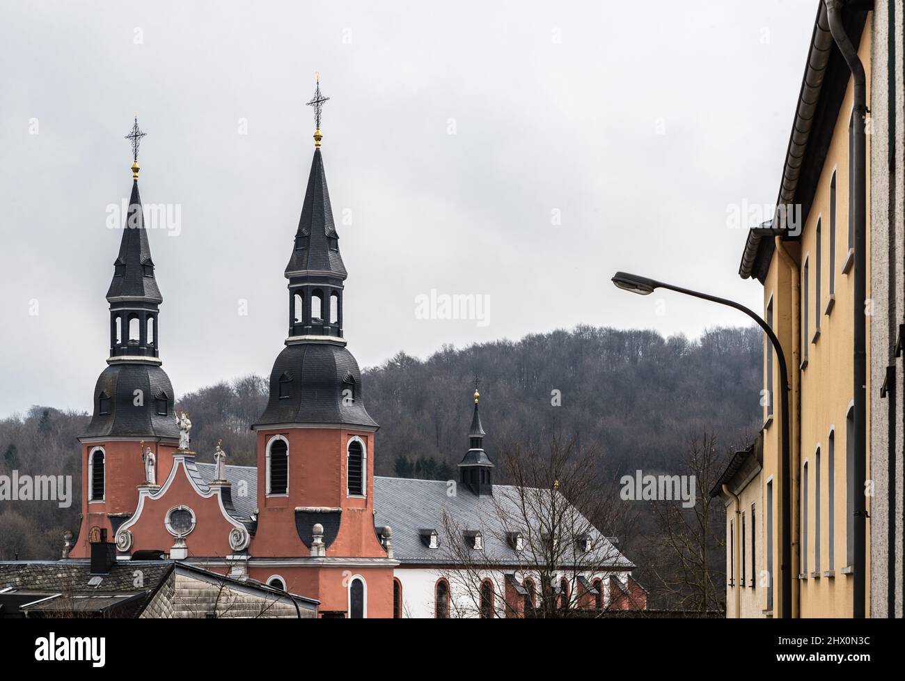 Prum, Renania-Palatinato Germania -04 08 2019 Vista sulle torri gemelle rosse dell'abbazia Foto Stock