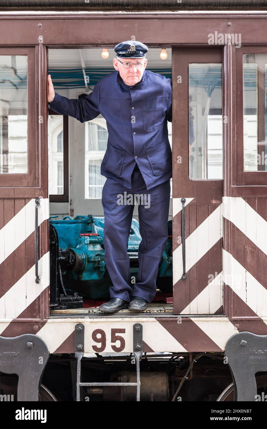 Centro storico di Bruxelles, Regione capitale di Bruxelles - Belgio - 05 01 2019 - lavoratore vecchio servizio che guida in un tram marrone d'epoca Foto Stock