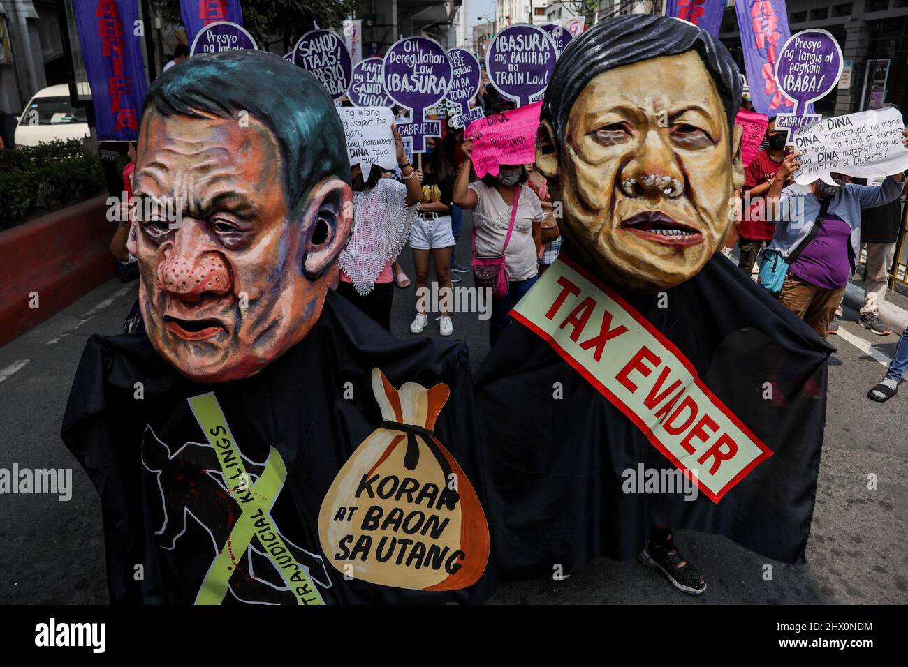 Manila, Filippine. 8th Mar 2022. Gli attivisti per i diritti umani appaiono come aspiranti presidenziali ed ex senatore Ferdinand 'Bongbong' Marcos Jr., Right, e il presidente filippino Rodrigo Duterte durante una protesta per celebrare la Giornata Internazionale delle Donne a Manila, Filippine. Vari gruppi hanno protestato contro la serie di aumenti del prezzo del petrolio e dei costi dei prodotti di base nel paese. (Credit Image: © Basilio Sepe/ZUMA Press Wire) Foto Stock