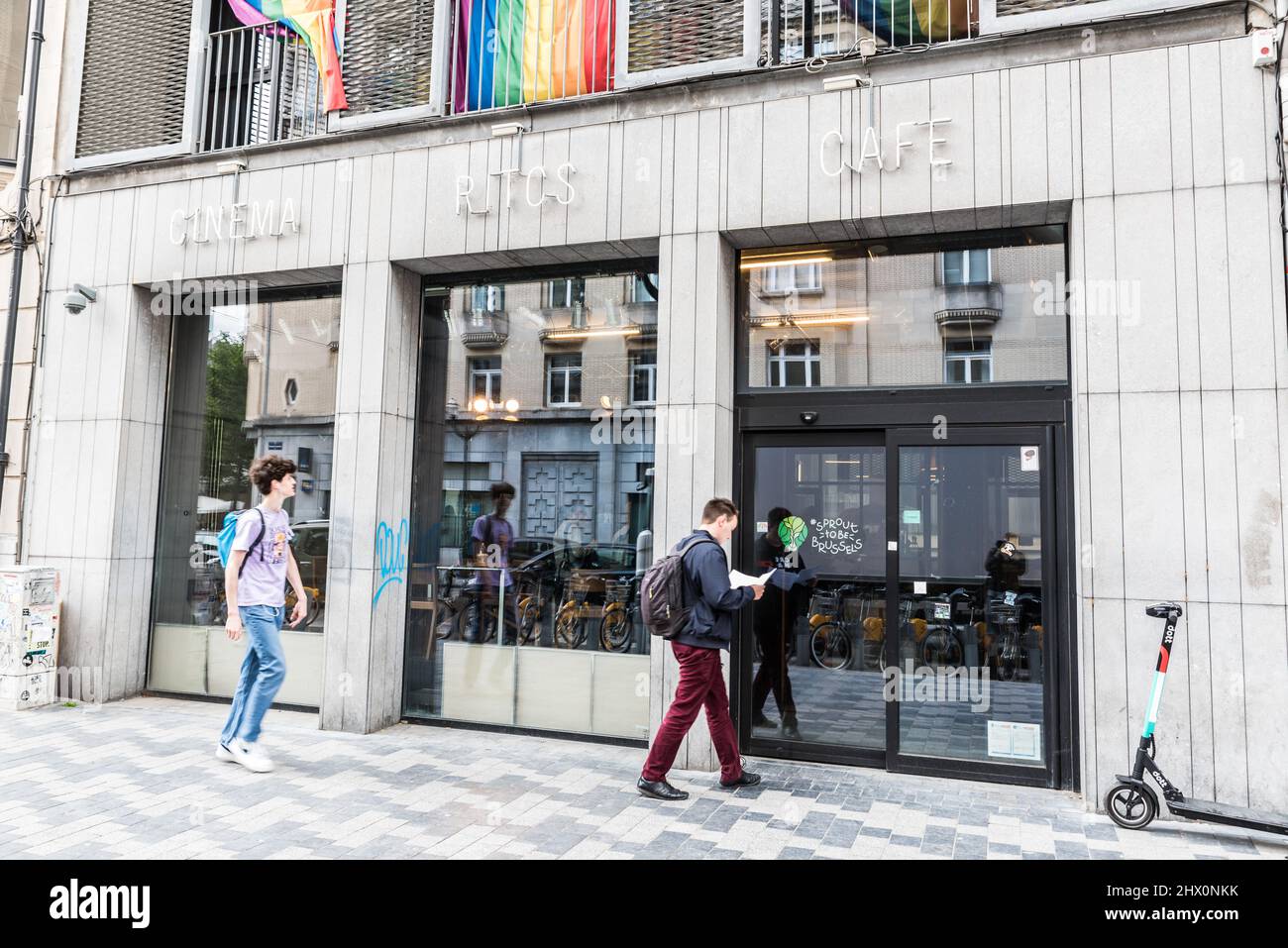 Brussels Old Town - Belgio - 06 07 2019- giovani studenti di arte che entrano nel cinema RITCS Cafe Foto Stock